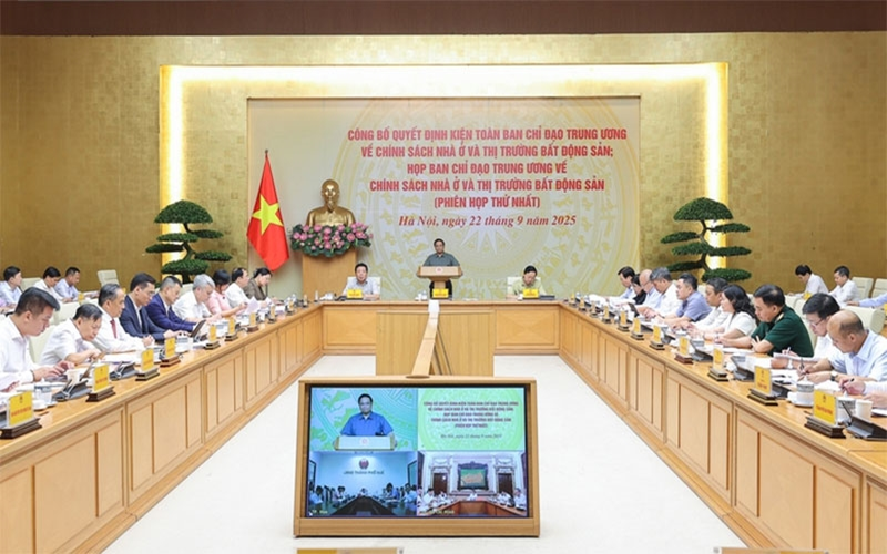 Thủ tướng Phạm Minh Chính: Phải trả lời được câu hỏi tại sao giá nhà chung cư lại cao và cao mãi