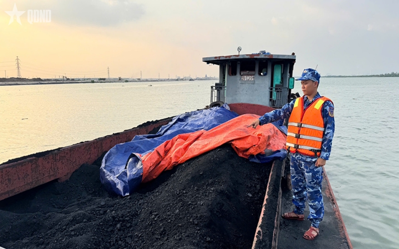 Bộ tư lệnh Vùng Cảnh sát biển 1 bắt giữ tàu chở 110 tấn than không rõ nguồn gốc