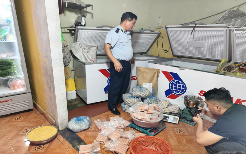 Khởi tố chủ cơ sở sử dụng hàn the để sản xuất giò chả tại Lào Cai