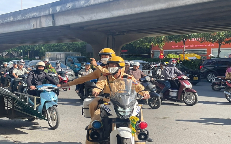 Hà Nội: Xử lý người điều khiển xe mô tô tự chế chở tôn cồng kềnh nguy hiểm trên Đại lộ Thăng Long