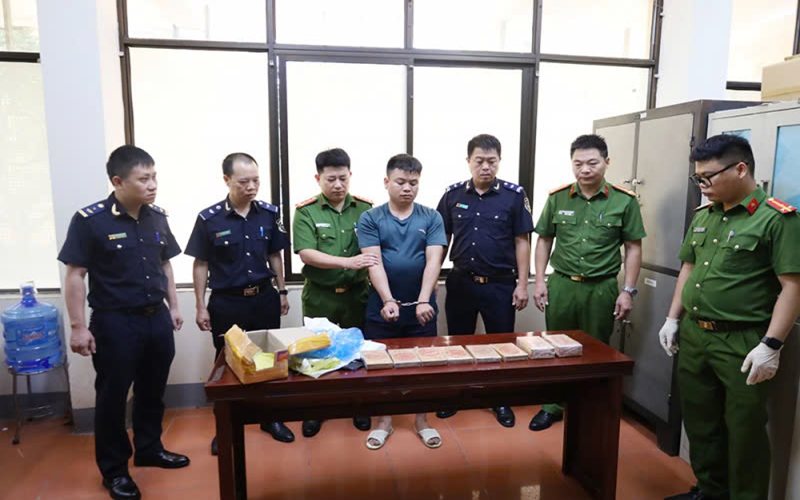 Lạng Sơn: Bắt 01 đối tượng vận chuyển 10 bánh heroin
