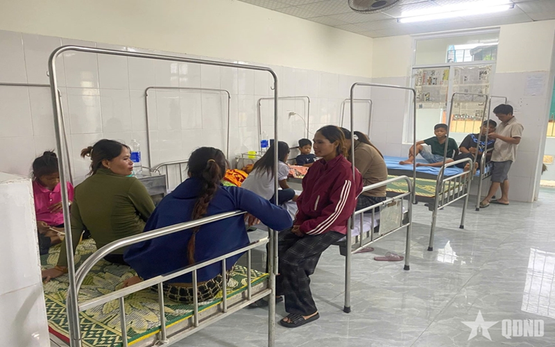 Quảng Trị: 40 học sinh nhập viện sau bữa ăn sáng tại trường