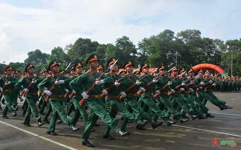 Lần đầu khoác lên mình bộ quân phục màu xanh