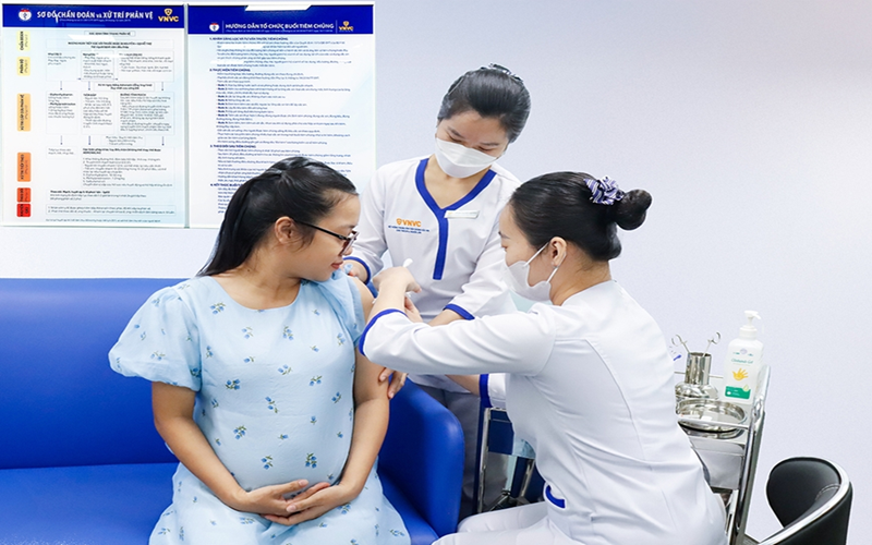 Việt Nam lần đầu tiên ra mắt và triển khai tiêm vaccine phòng virus hợp bào hô hấp