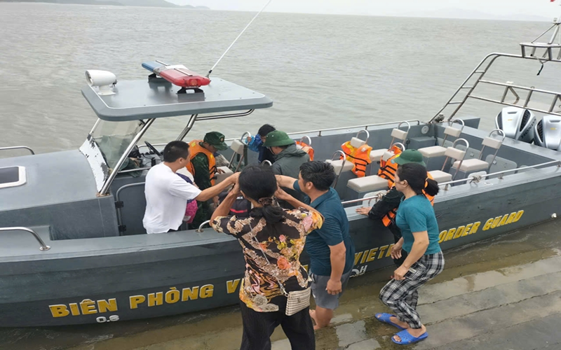Khẩn trương cấp cứu bệnh nhân viêm ruột thừa cấp tại đảo Quan Lạn trong điều kiện ảnh hưởng bão số 10