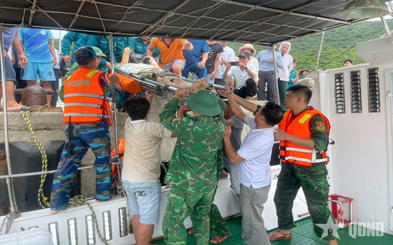 Bộ đội Biên phòng Đà Nẵng kịp thời đưa 2 bệnh nhân từ Cù Lao Chàm vào đất liền cấp cứu
