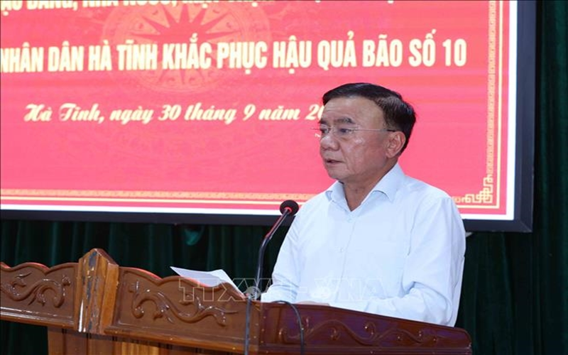 Thường trực Ban Bí thư Trần Cẩm Tú trực tiếp thăm, động viên, hỗ trợ tỉnh Hà Tĩnh khắc phục hậu quả bão số 10