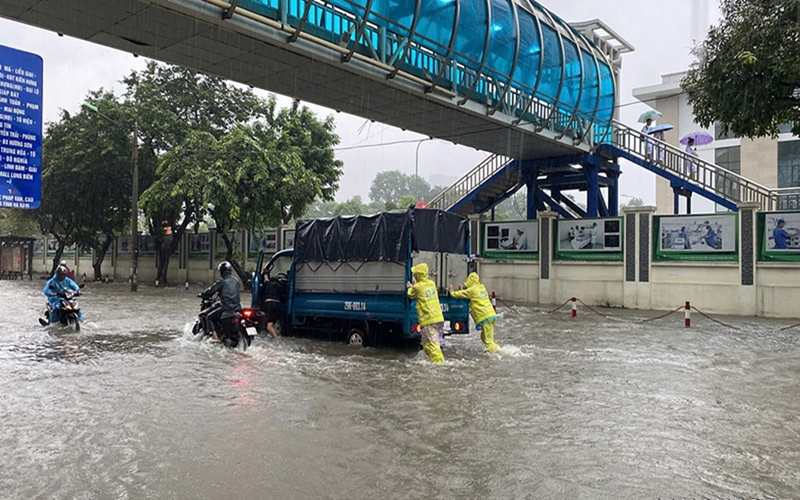 Hà Nội ngập nặng do mưa lớn