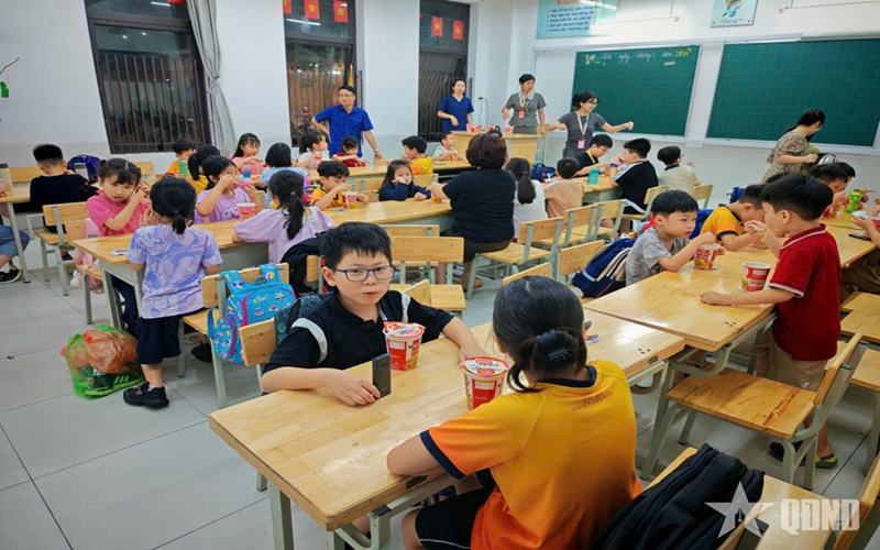 Hà Nội: Nhiều trường bố trí cho học sinh ăn tối và ngủ tại trường do ngập lụt