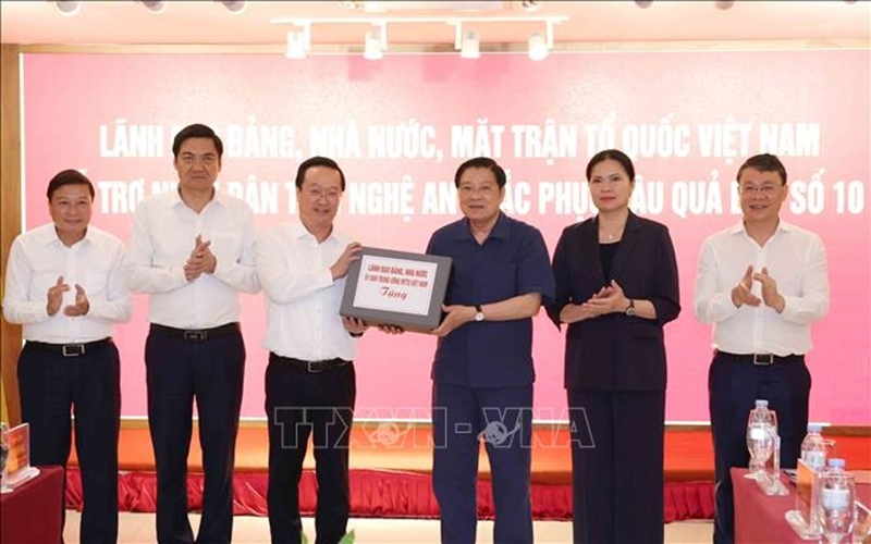 Trao hỗ trợ cho nhân dân tỉnh Nghệ An khắc phục hậu quả bão số 10