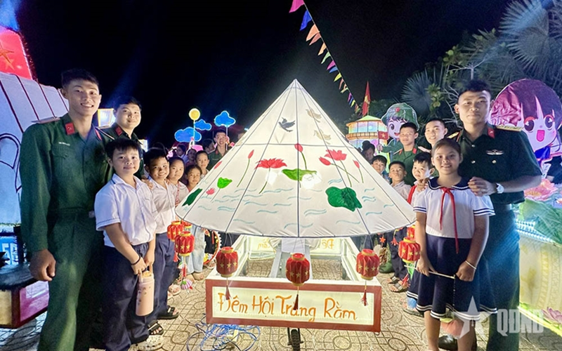 Lồng đèn Trung Thu ngời sáng tình quân dân nơi đảo xa