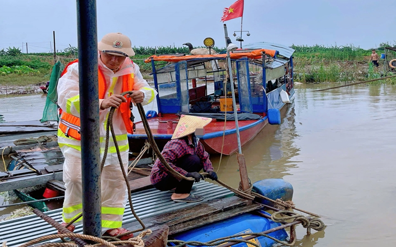 Hà Nội: Cảnh sát đường thủy ứng trực trên sông, hỗ trợ nhân dân phòng bão Matmo