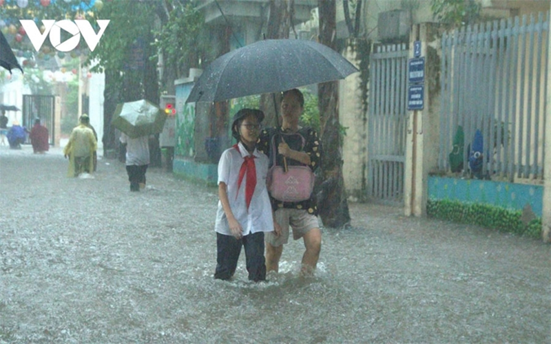 Mưa lớn, các trường học Hà Nội thông báo khẩn chuyển học trực tuyến