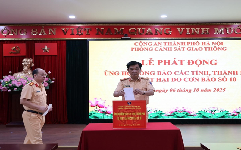 Phòng Cảnh sát giao thông Công an TP Hà Nội chung tay sẻ chia, ủng hộ đồng bào bị thiệt hại do bão số 10