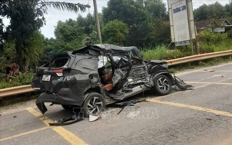 Va chạm giao thông giữa xe đầu kéo và ô tô khiến 4 người thương vong