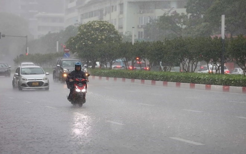 Hà Nội mưa to và dông, nguy cơ xảy ra ngập tại nhiều tuyến phố
