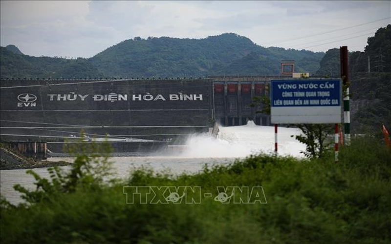 1 giờ ngày 8-10, đóng 1 cửa xả đáy hồ Thủy điện Hòa Bình