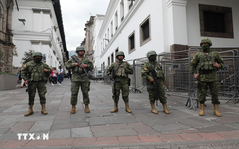 Bắt giữ nghi phạm bắn đạn, ném đá tấn công xe Tổng thống Ecuador