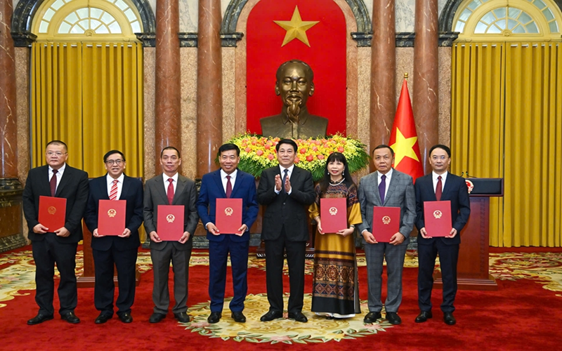 Chủ tịch nước Lương Cường trao quyết định phong hàm và bổ nhiệm các Đại sứ Việt Nam
