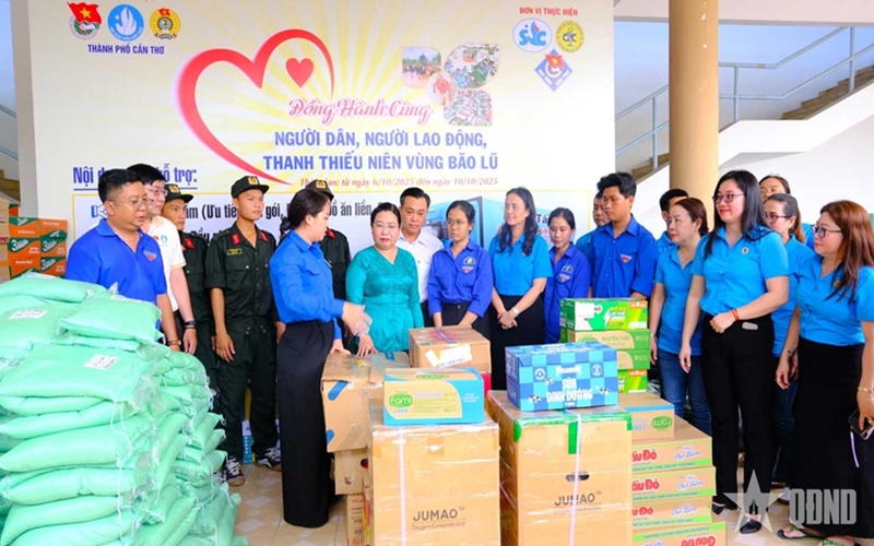 Cần Thơ: Gần 20 tấn hàng hóa tiếp sức đồng bào vùng lũ