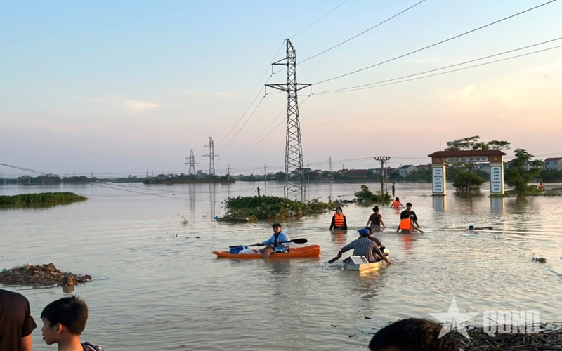 Hà Nội: Nước sông Cà Lồ rút chậm, xã Đa Phúc vẫn chìm trong biển nước