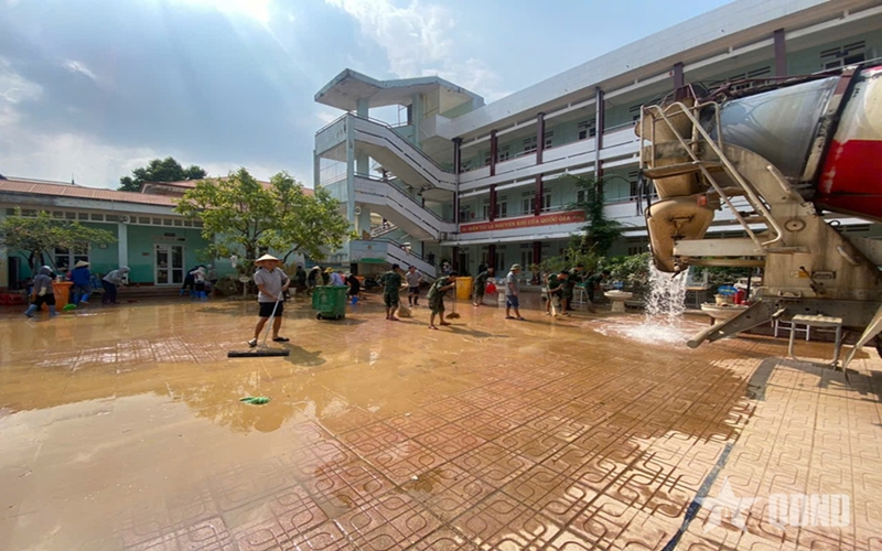 Nỗ lực đưa cơ quan, trường học vùng lũ hoạt động trở lại