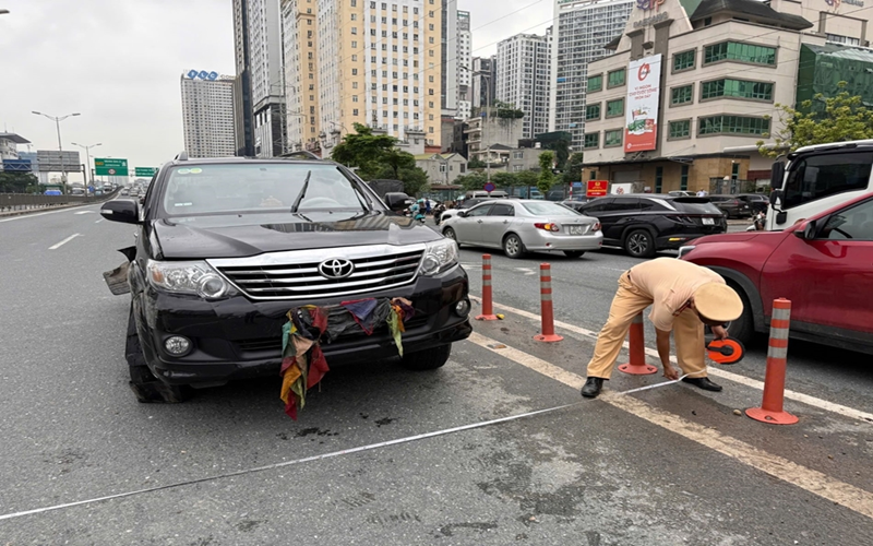 Tài xế có nồng độ cồn rất cao lái ô tô nổ lốp đi ngược chiều trên Vành đai 3 trên cao