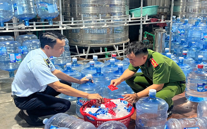 Phát hiện xưởng sản xuất nước khoáng Lavie giả