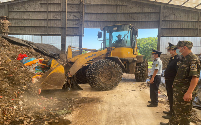 Quảng Ninh: Phát hiện, buộc tiêu hủy 300 kg chân lợn đông lạnh không rõ xuất xứ