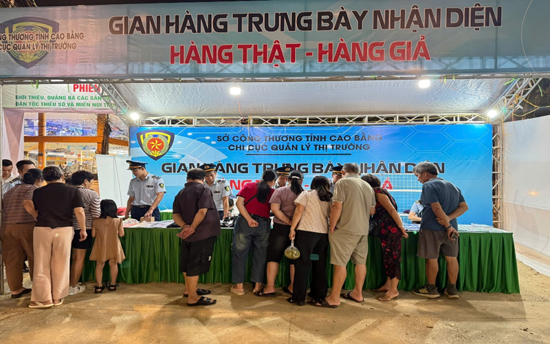 Chi cục QLTT tỉnh Cao Bằng tổ chức gian hàng trưng bày, nhận diện hàng thật, hàng giả