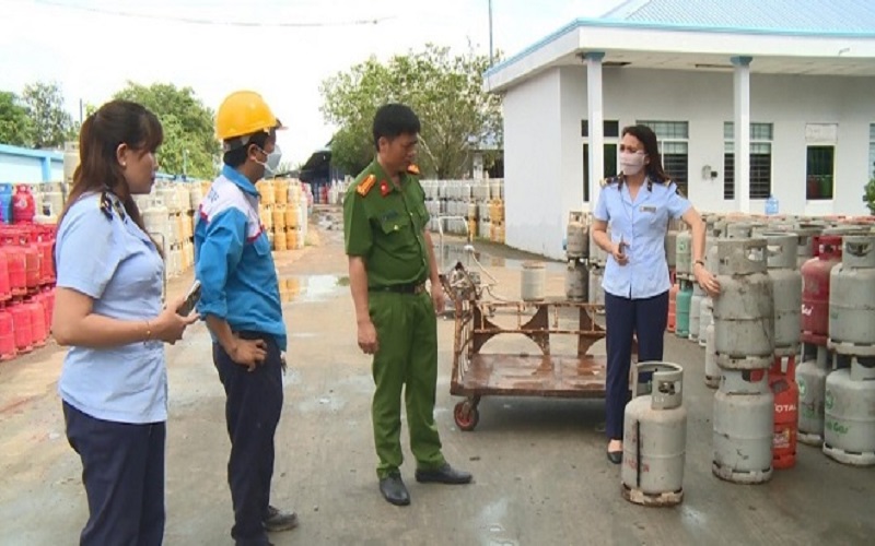 Tiêu hủy gần 500 bình gas giả mạo nhãn hiệu tại Đồng Tháp