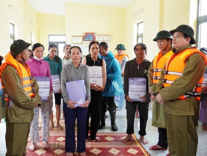 Phó Thủ tướng Mai Văn Chính thăm, động viên người dân vùng lũ Quảng Trị