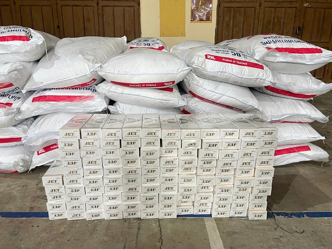 Quảng Trị: Phát hiện xe khách vận chuyển hơn 3 tấn đường cát và hơn 1.000 bao thuốc lá lậu