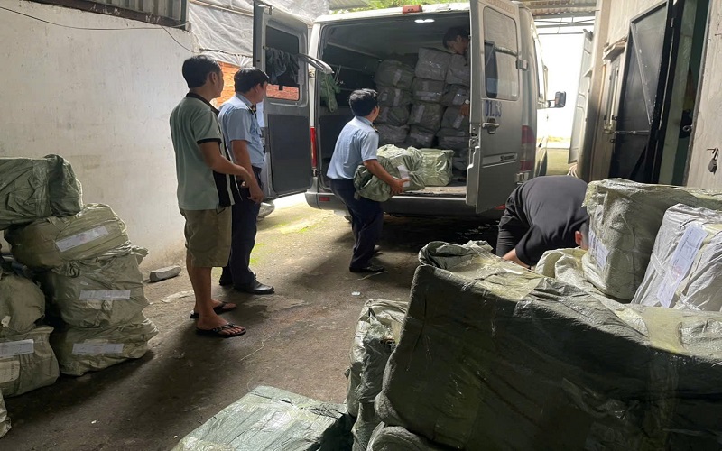 TP. HCM: Phát hiện, tạm giữ hơn 1 tấn bánh kẹo không rõ nguồn gốc, xuất xứ