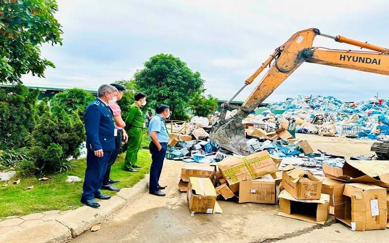 Bắc Ninh: Tiêu hủy 1.769 sản phẩm lậu tổng trị giá trên 216 triệu đồng