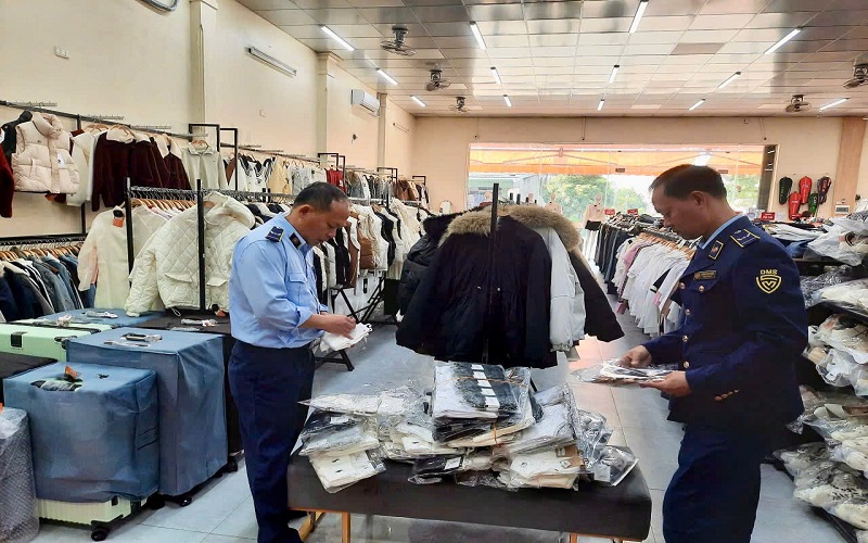 Ninh Bình: Phát hiện cơ sở kinh doanh tất giả mạo nhãn hiệu adidas, NIKE