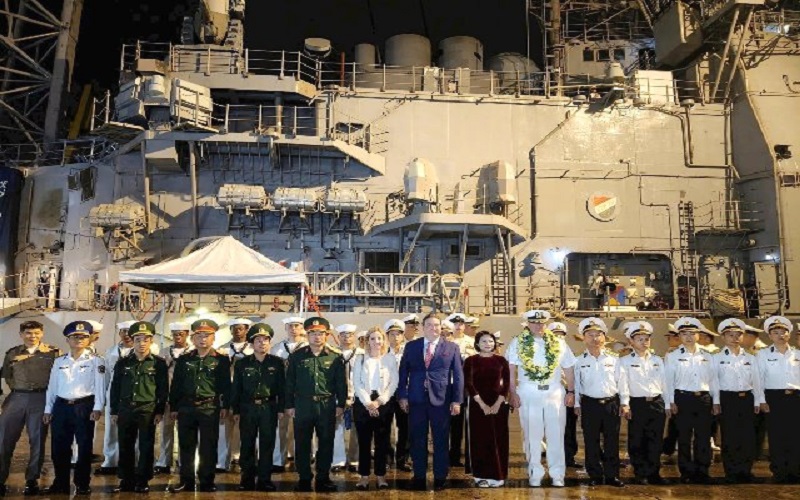 Tàu tấn công đổ bộ USS Tripoli và tàu tuần dương USS Robert Smalls cập cảng Tiên Sa
