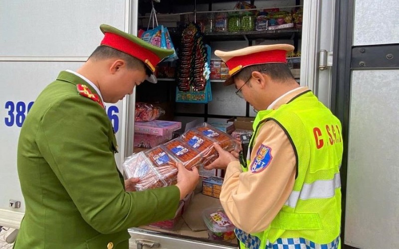 Hà Tĩnh: Phát hiện xe tải vận chuyển thực phẩm không rõ nguồn gốc