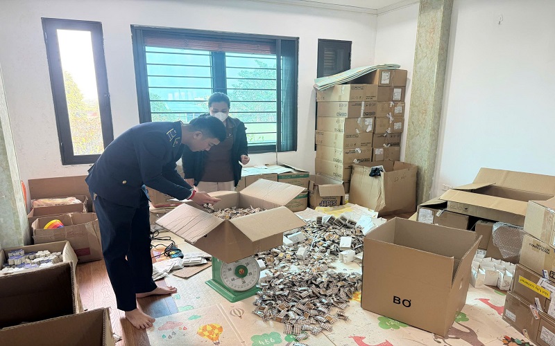 Đội QLTT số 2 Hà Nội tăng cường kiểm tra, xử lý thực phẩm không rõ nguồn gốc