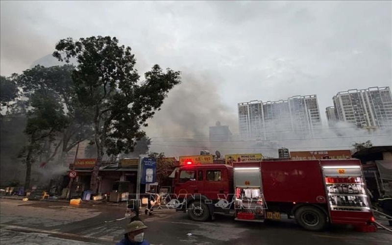 Hà Nội: Cháy chợ sát khu dân cư, nhiều tiểu thương phải sơ tán