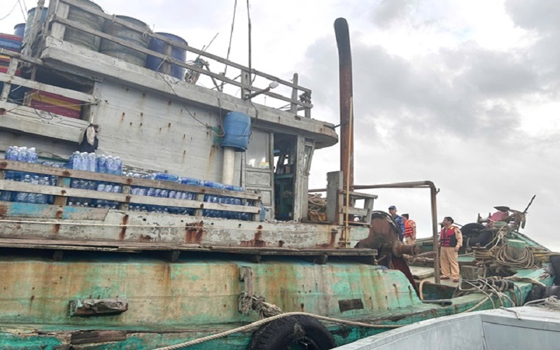 Vùng Cảnh sát biển 2 bắt giữ 2 tàu cá vận chuyển 47.000 lít dầu DO không rõ nguồn gốc