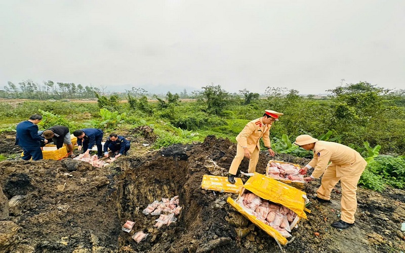 Hà Tĩnh: Ngăn chặn kịp thời xe tải vận chuyển hơn 200kg chân giò đông lạnh đang phân hủy