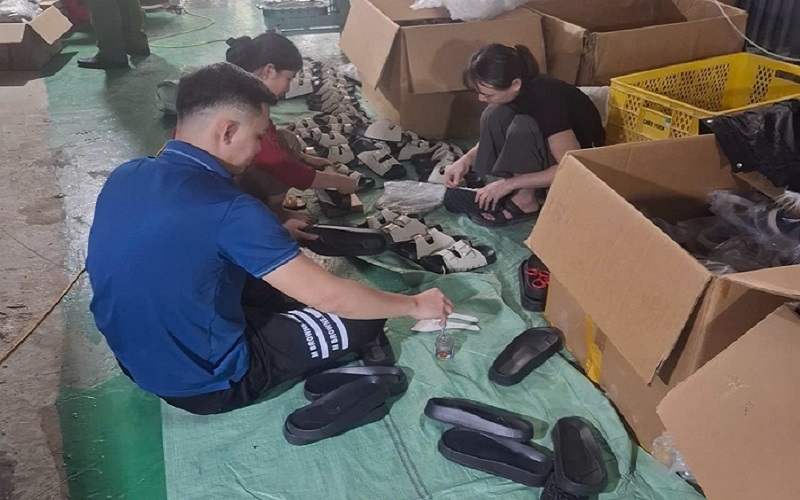 Thanh Hóa: Triệt phá cơ sở sản xuất 7.000 đôi dép giả mạo nhãn hiệu Adidas