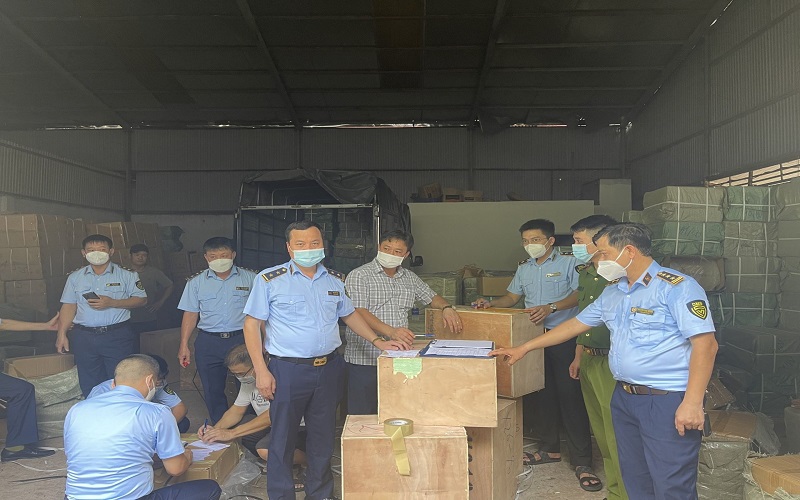 Chuyển hồ sơ vụ hơn 30.000 sản phẩm thời trang có dấu hiệu giả mạo nhãn hiệu sang Công an tỉnh Bắc Ninh