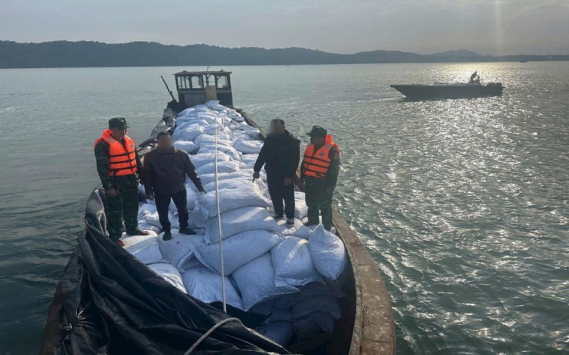 Bắt giữ 3 xuồng máy vận chuyển 27 tấn cau khô không giấy tờ tại vùng biển Quảng Ninh