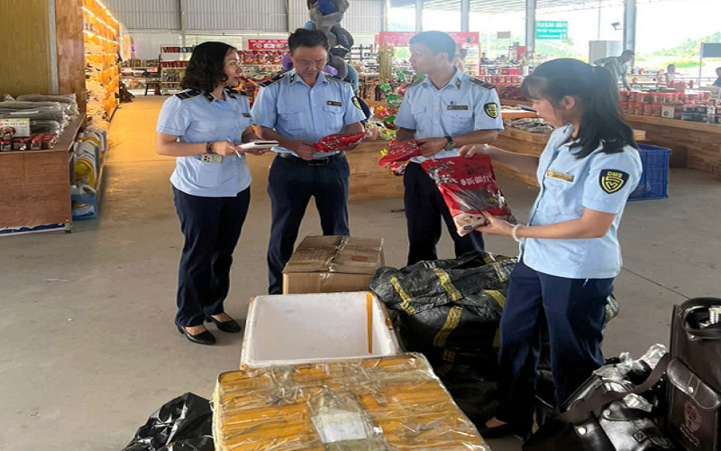 Lào Cai: Xử lý gần 900 vụ vi phạm thương mại, tổng giá trị xử lý lên tới 12,8 tỷ đồng