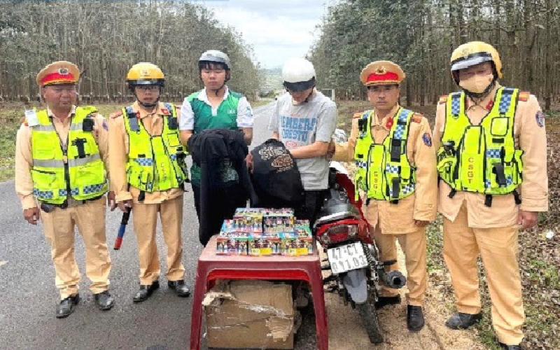 Đắk Lắk: Trạm CSGT Krông Búk bắt quả tang đối tượng vận chuyển pháo lậu