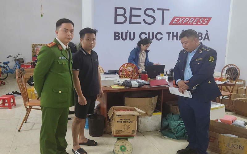 Lào Cai: Đội QLTT số 2 xử phạt 60 triệu đồng vụ buôn bán, giao nhận pháo nổ trái phép