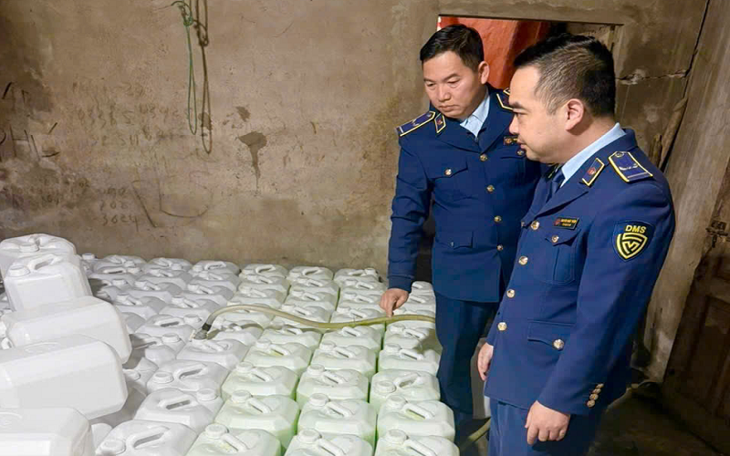 Lào Cai: Thu giữ 880 lít rượu hương cốm không rõ nguồn gốc, xuất xứ