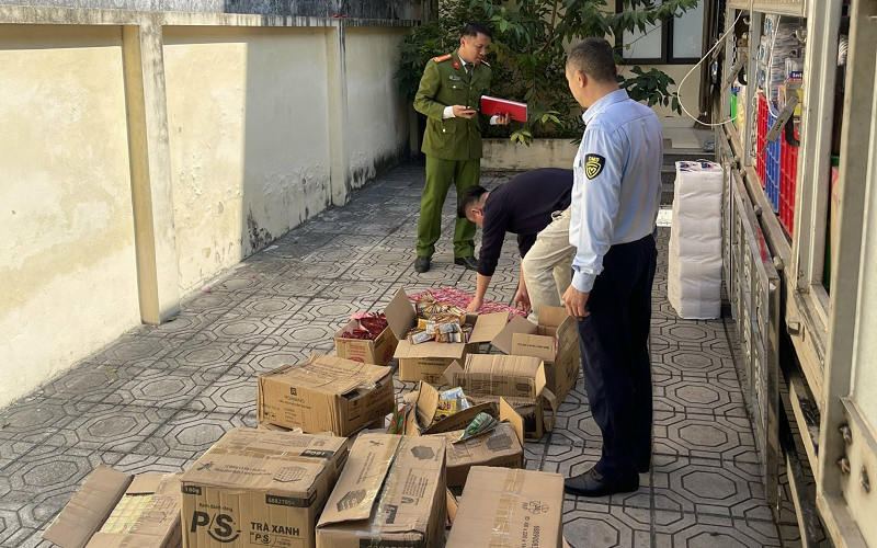 Liên tiếp phát hiện, bắt giữ các vụ vận chuyển hàng giả và thực phẩm không rõ nguồn gốc tại Sơn La